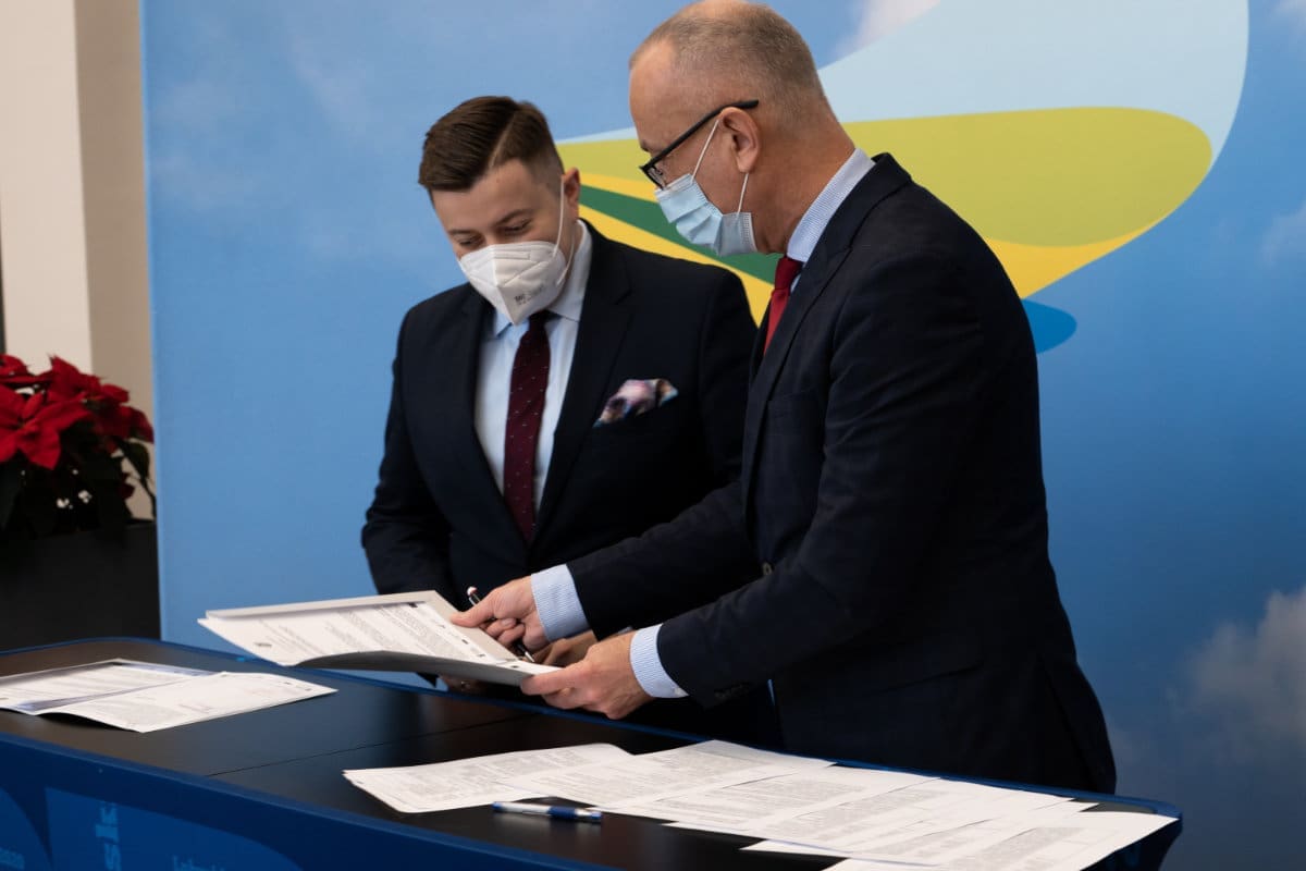 podpisanie umowy na realizację Inkubatora E-Mobility Innovation HUB