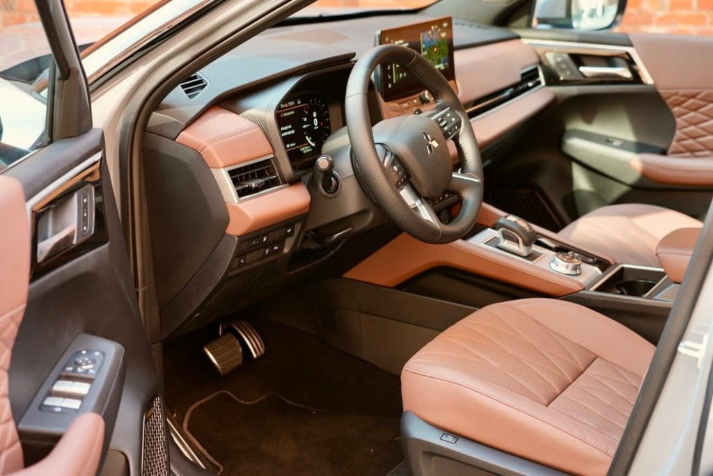 wnętrze mitsubishi outlander phev