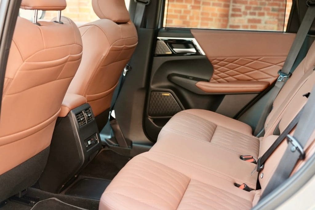 wnętrze mitsubishi outlander phev